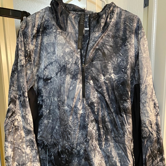 Lululemon windbreaker - Picture 1 of 3